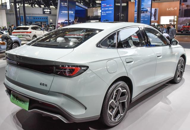 亏电油耗2.9L！ 比亚迪海豹06DM-i 售9.98万起